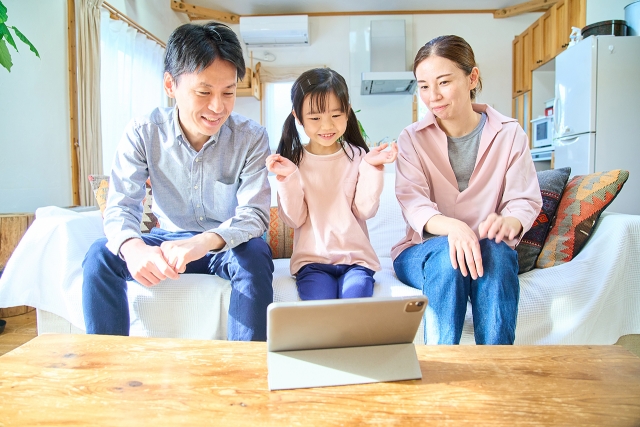 親子で通える英会話スクールのメリット｜長く続けるコツや選び方まで解説